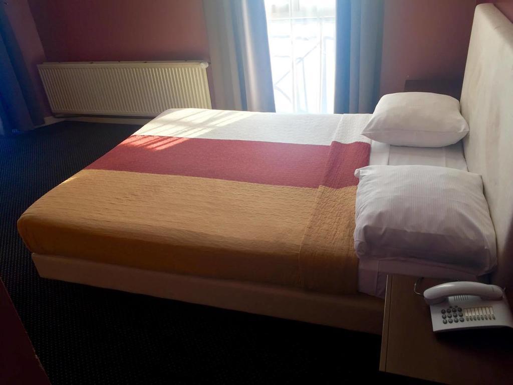 Hotel Stalingrad Brussel Buitenkant foto